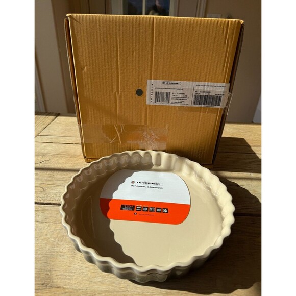 NEW Le Creuset Stoneware Fluted Flan/Pie/Tarte Baking Dish 11", 2.1L Flint Gray